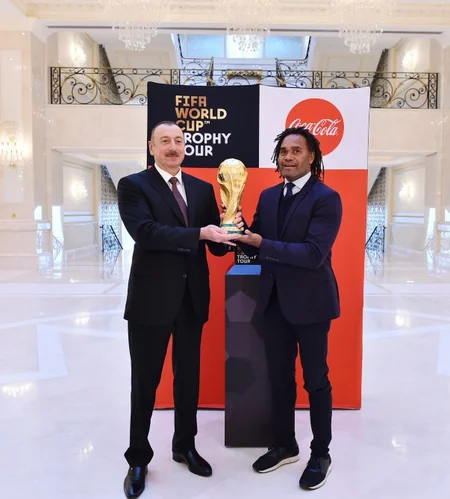 Futbol üzrə dünya çempionatının Kubokunun əsli Prezident İlham Əliyevə təqdim edilib - YENİLƏNİB
