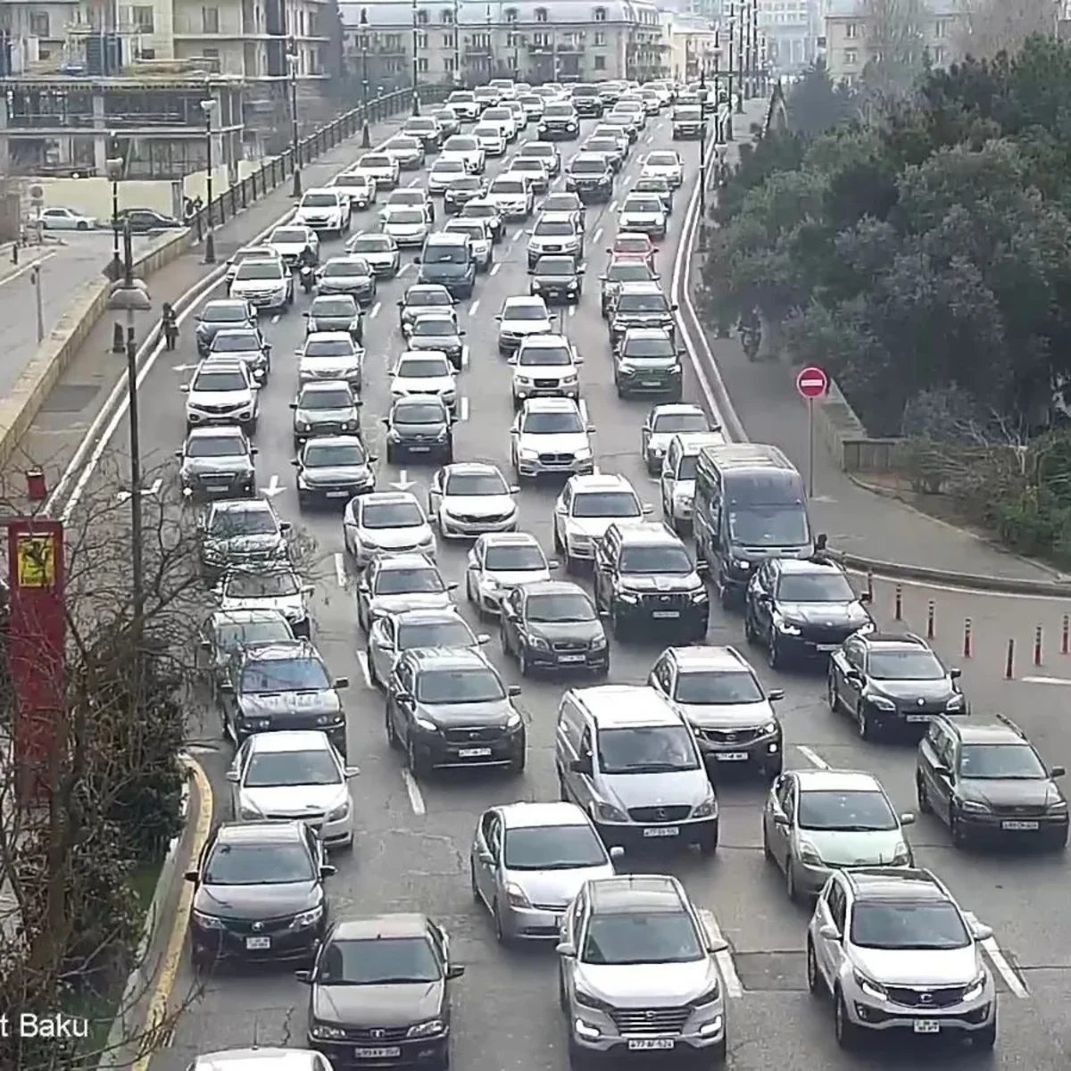 Bakının bir sıra yollarında nəqliyyatın hərəkətində tıxac müşahidə olunur
