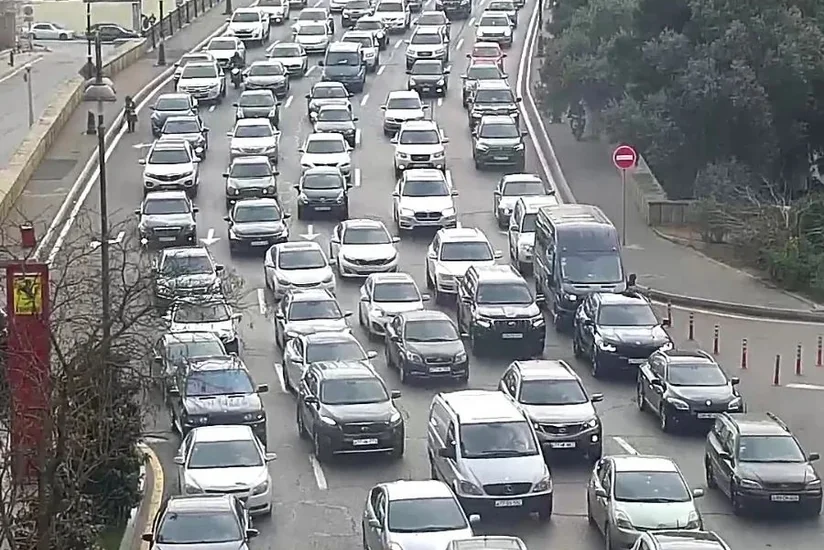 Bakının bir sıra yollarında nəqliyyatın hərəkətində tıxac müşahidə olunur