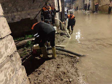FHN:  Yağıntılı hava şəraiti bir sıra fəsadlara yol açıb, bəzi əraziləri su basıb