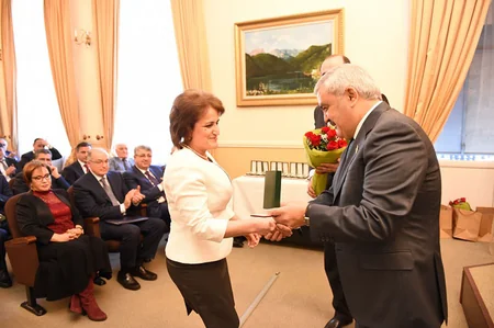 SOCAR-da yüksək dövlət təltiflərinə layiq görülmüş neftçilərə orden və medallar təqdim olunub - VİDEO