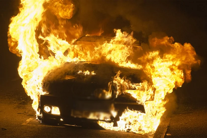 Bakıda avtomobil dirəyə çırpılaraq yandı, xəsarət alan var