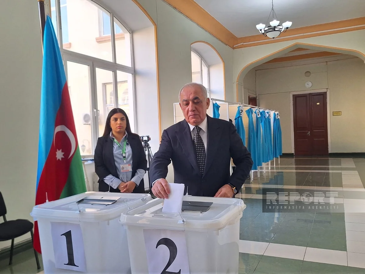 Baş nazir Əli Əsədov prezident seçkilərində səs verib