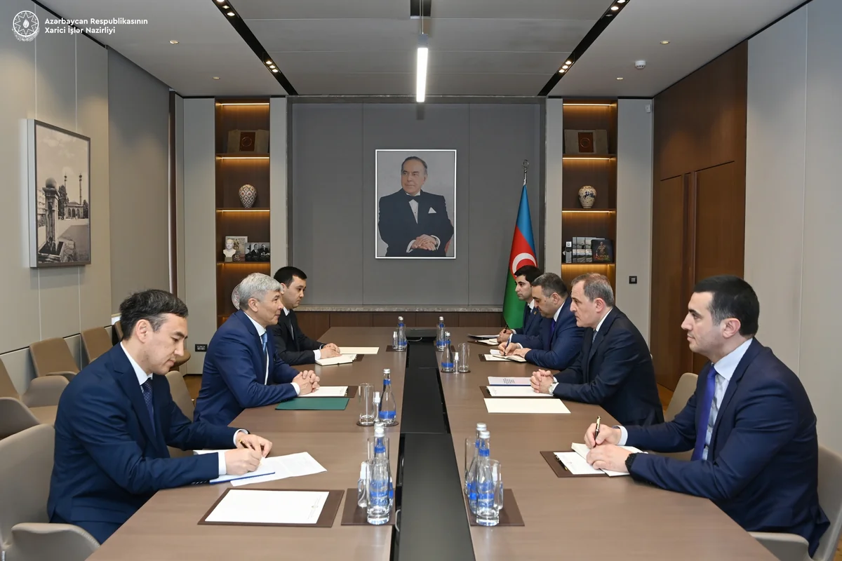 New Kyrgyz ambassador to Azerbaijan submits copy of his credentials to Azerbaijani FM