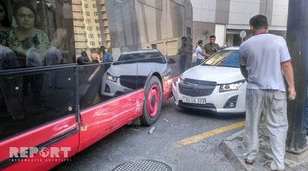 Bakıda marşrut avtobusu qəza törədib - FOTO