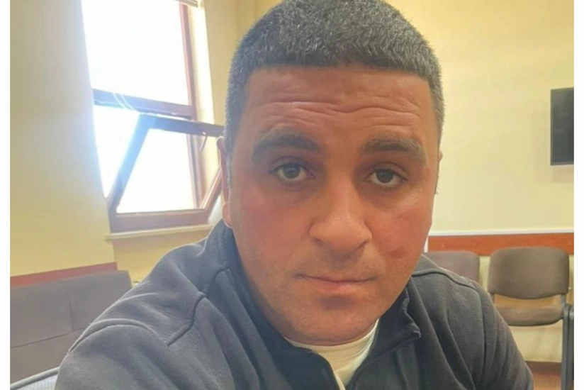 Canlı yayımda bir yaşlı uşağa siqaret çəkdirən ata saxlanılıb