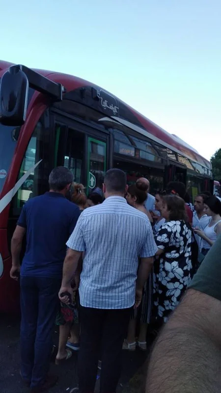 BNA: Hazırda bütün metrostansiyaların ətrafında sərnişin sıxlığı müşahidə edilir