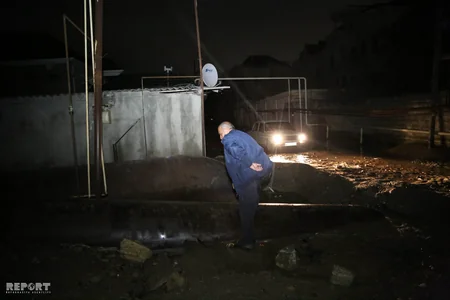 Bakıda borunun partlaması nəticəsində 30-a yaxın ev su altında qalıb, sakinlər təxliyyə ediliblər - VİDEO - YENİLƏNİB
