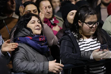 Bakıda Heydər Əliyev Mərkəzinin qarşısında xalq seçkinin ilkin nəticələrini izdihamla qeyd edir
