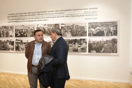 “Xarıbülbül” festivalının qonaqları “Heydər Əliyev və Qarabağ” sərgisində iştirak edib