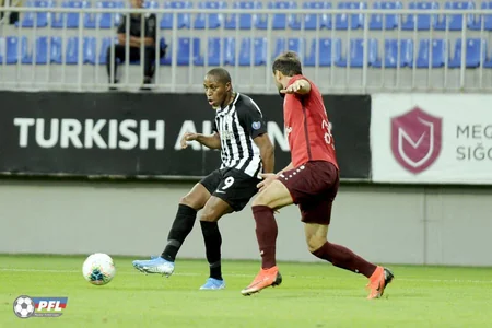 Neftçi Sumqayıtı məğlub edib, məşqçi və futbolçular arasında dava düşüb - VİDEO