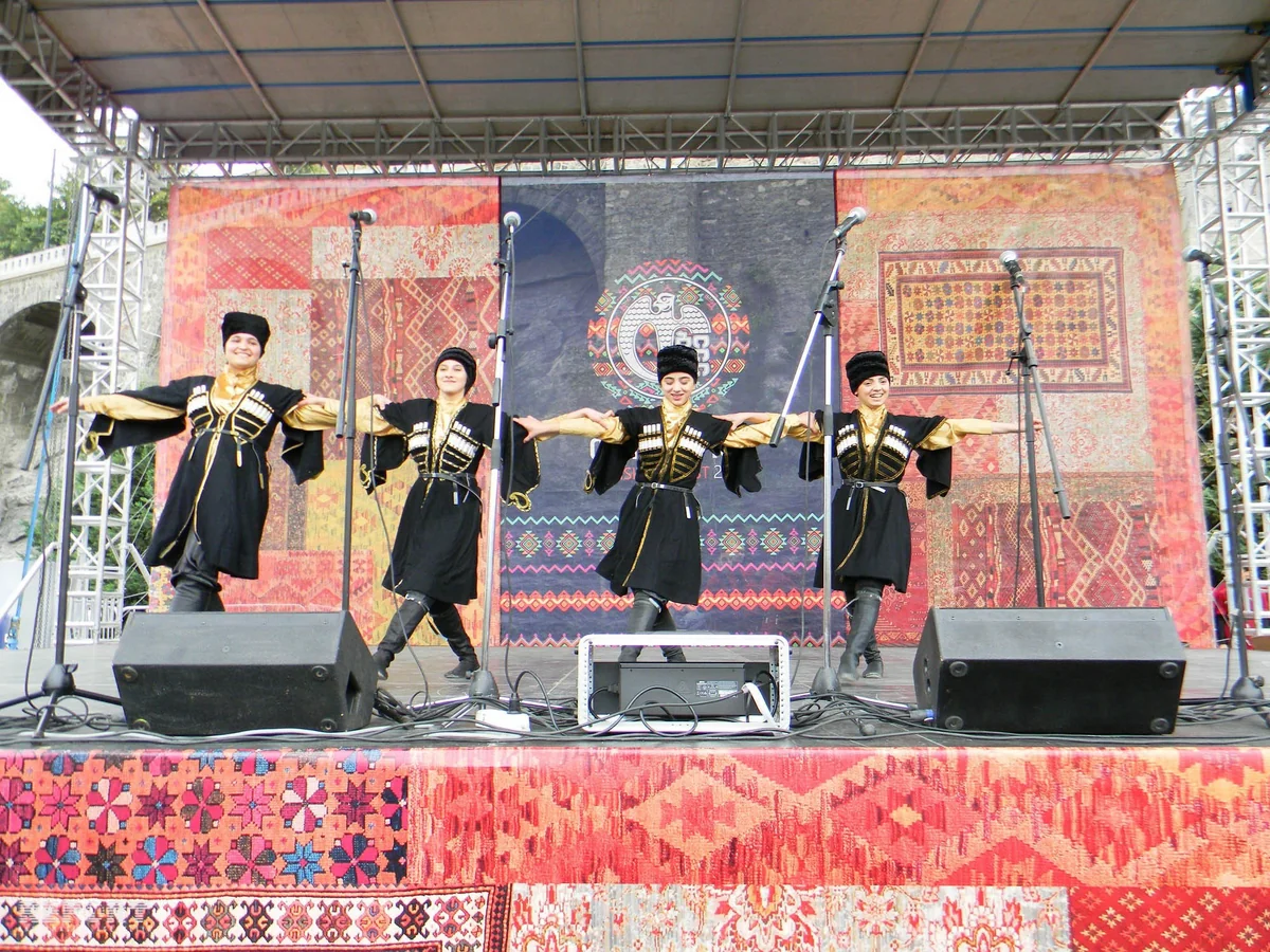 Tbilisidə şəhər bayramında Azərbaycan rəqsləri təqdim olunub - FOTO