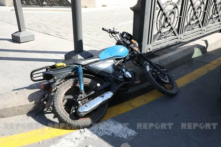 Bakının mərkəzində avtomobillə motosiklet toqquşub