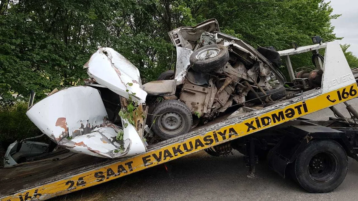 В Агдаше произошло тяжелое ДТП: автомобиль разбился вдребезги - ВИДЕО