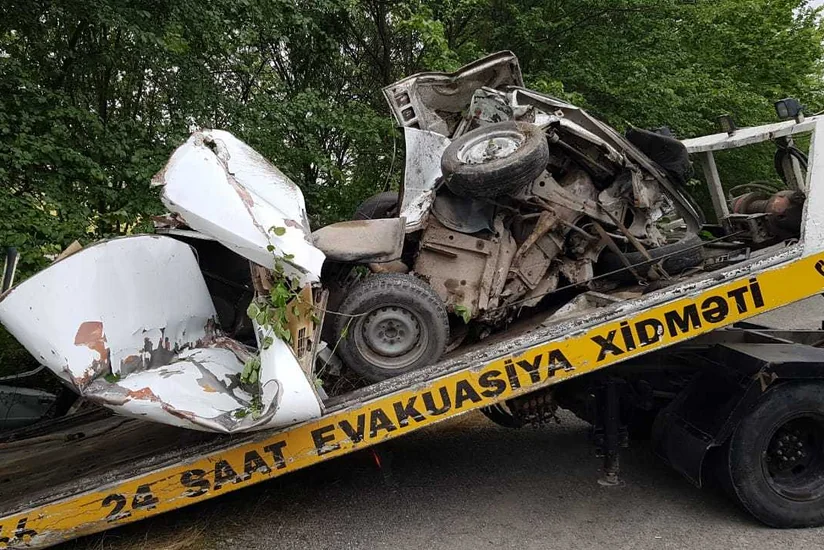 В Агдаше произошло тяжелое ДТП: автомобиль разбился вдребезги - ВИДЕО
