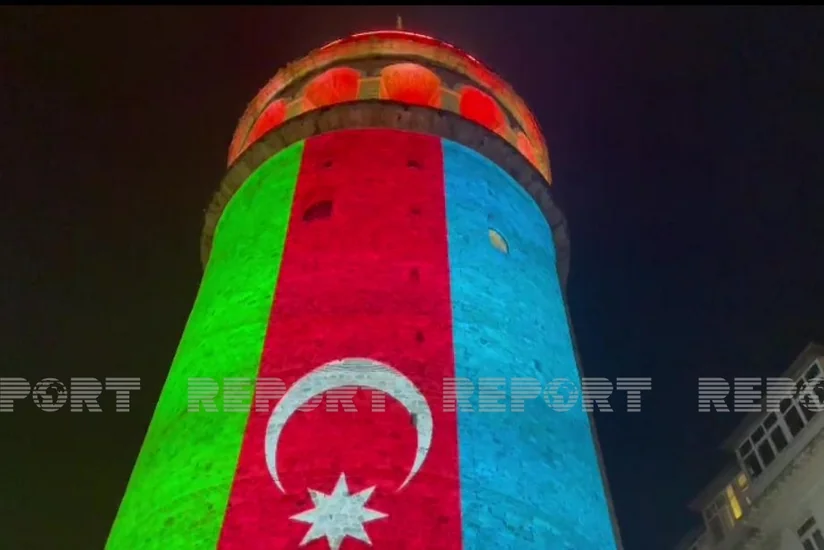 Историческая Галатская башня освещена цветами азербайджанского флага