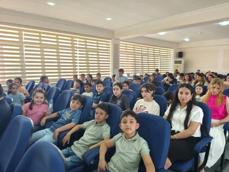 “Yol hərəkəti qaydalarını öyrənək” yarışmasında qalib olan şagirdlər mükafatlandırılıb