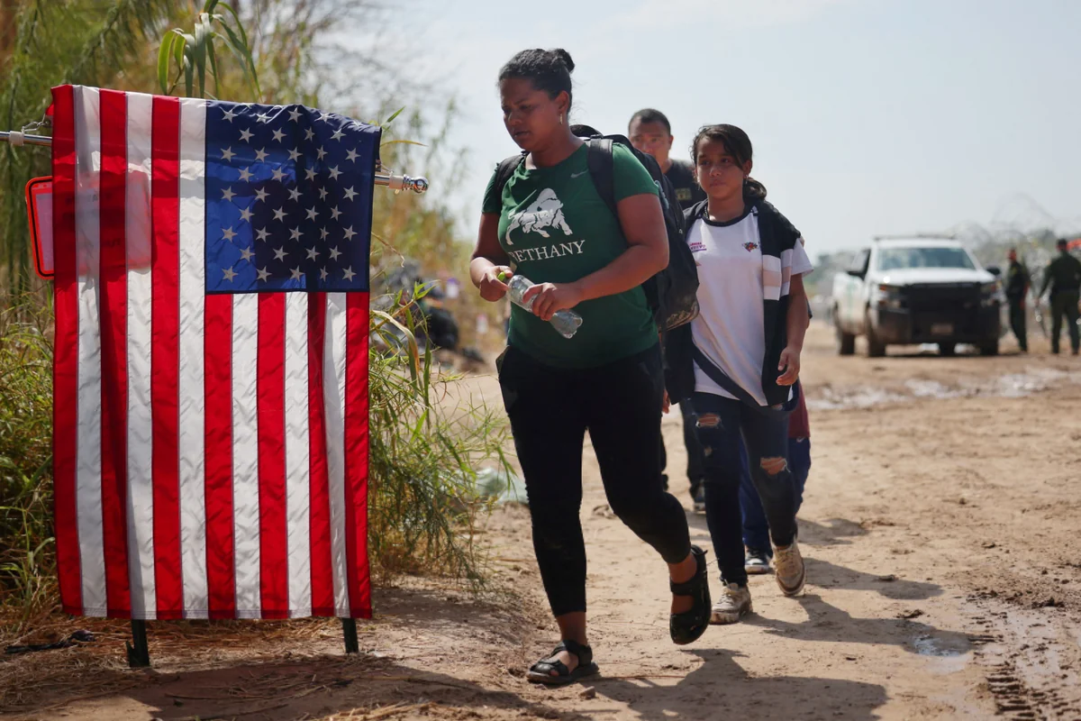 NYT: Tramp miqrantların saxlanılmasını dayandırmağı əmr edib