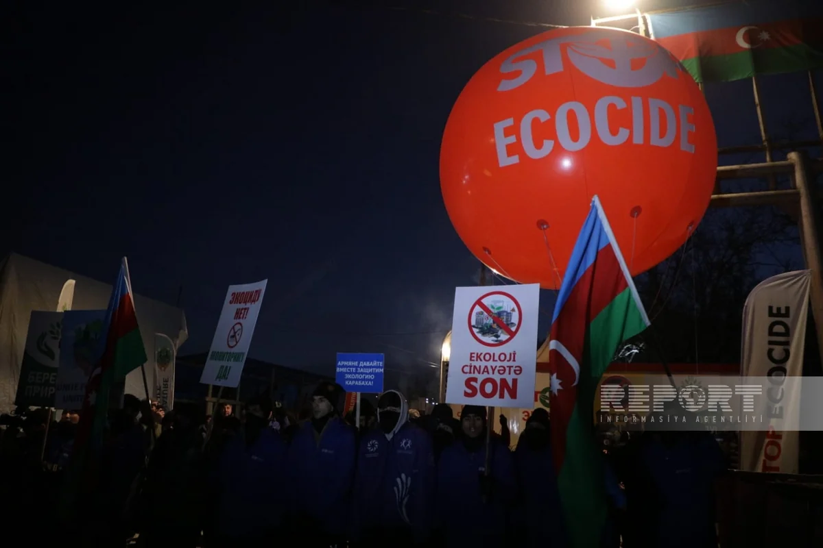 Protesters on Khankandi-Lachin road release balloons into sky