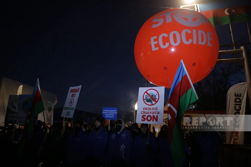 Протестующие на дороге Ханкенди-Лачын выпустили в небо воздушные шары