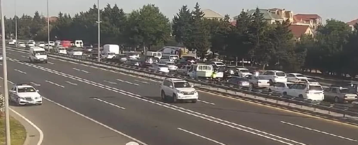Bakıda yol qəzası olub, tıxac yaranıb - FOTO