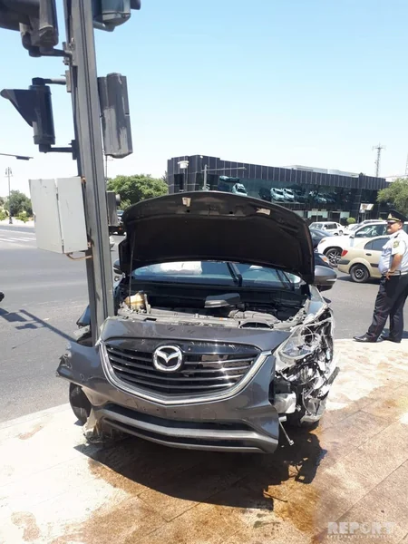 Bakıda yol polisinin əmrinə tabe olmayan sürücü ağır qəza törədərək ərazidən qaçıb