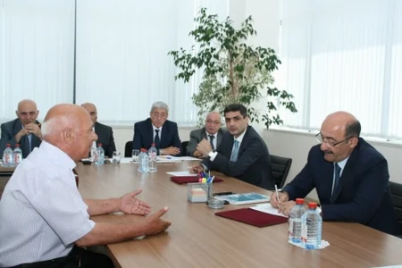 Əbülfəs Qarayev vətəndaşlara kömək edəcəyinə söz verib