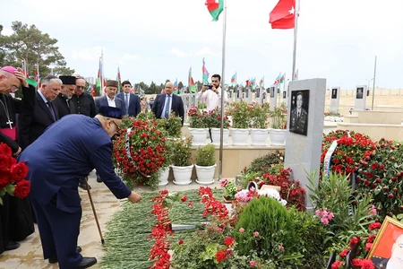 Dini konfessiyaların rəhbərləri Polad Həşimovun və İlqar Mirzəyevin məzarını ziyarət edib - VİDEO