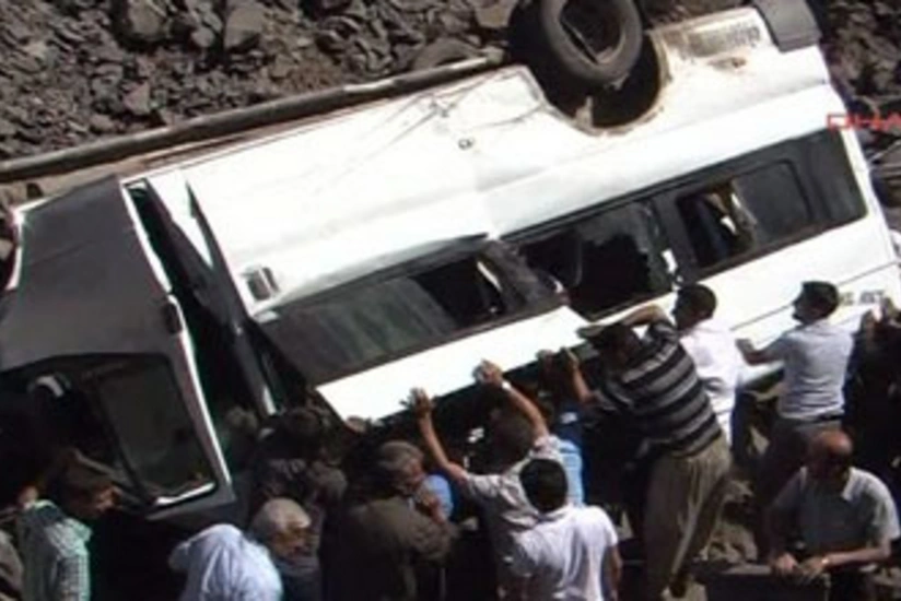 Balakəndə toydan qayıdan mikroavtobus dərəyə aşıb, 21 nəfər yaralanıb