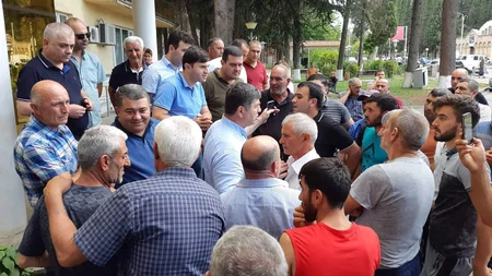 В Грузии азербайджанцы провели акцию протеста перед зданием муниципалитета