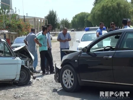 Salyanda xəstəxananın qarşısında qəza olub, yaralanan var - FOTO