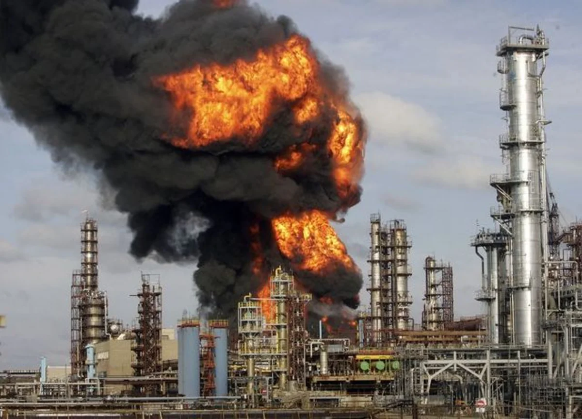 На западе канадской провинции Альберта горит нефтезавод