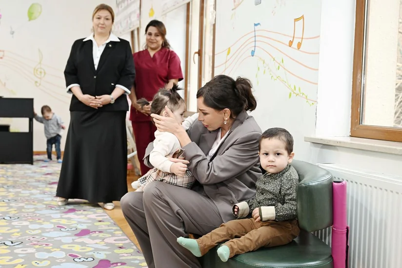 Mehriban Əliyeva Bakıdakı 1 saylı körpələr evində və 1 saylı uşaq evi sosial xidmət müəssisəsində olub