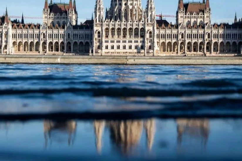 Вода в Дунае поднялась до критического уровня, достигла здания парламента Венгрии