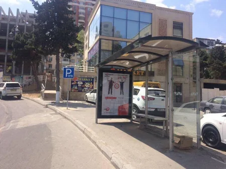 Bakıda avtobus dayanacağında qanunsuz quraşdırılmış yol nişanı aşkarlanıb
