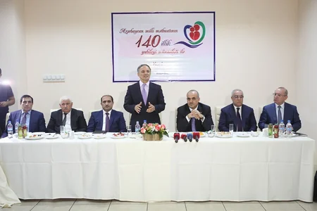 Səlim Müslümov jurnalistləri mükafatlandırıb