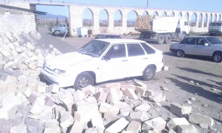 В Гейгеле ветер обрушил каменный забор на автомобиль - ФОТО