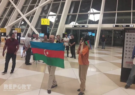 Fuad Abbasovu gətirən təyyarə Bakıya enib