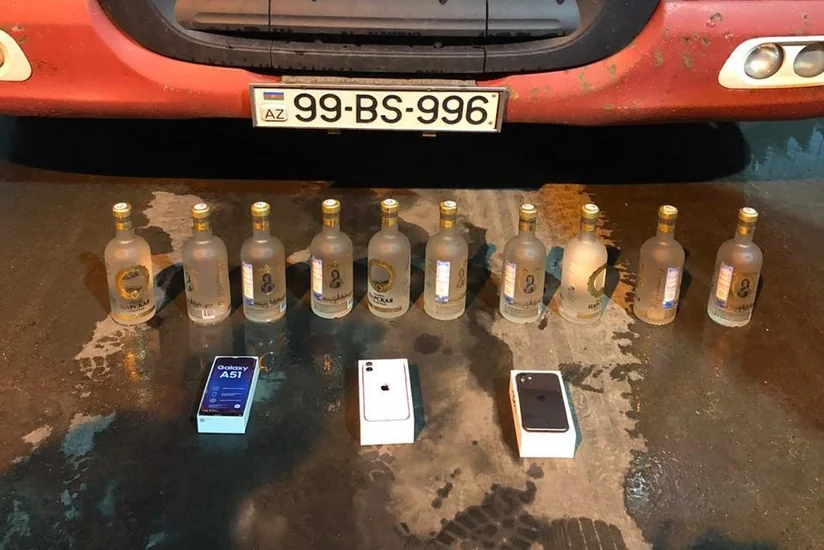 Mobil telefonları avtomobildə gizlədərək keçirmək istəyən şəxs saxlanıldı