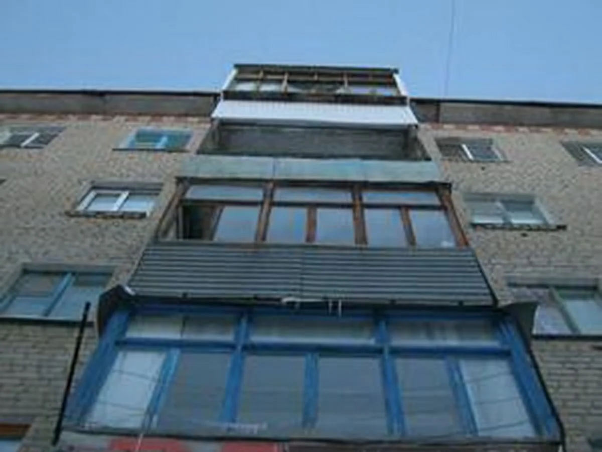 Bakıda orta yaşlı kişi binanın eyvanından yerə yıxılıb