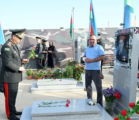 По случаю Дня Вооруженных сил руководство МО посетило могилы общенационального лидера и шехидов