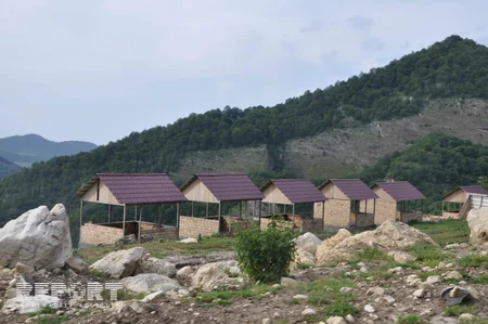 Qubada istirahət mərkəzini təbii qazla təmin edən xəttin üzərinə qaya parçaları düşüb - FOTO