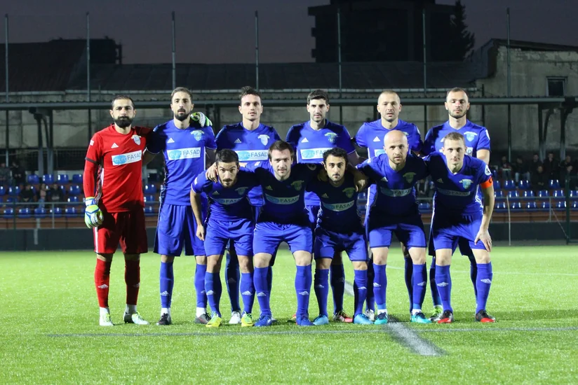 Gürcüstan klubunun futbolçularını aparan mikroavtobus qəzaya düşüb
