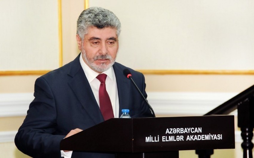 AMEA Azərbaycanda dil normalarının qorunması üçün cərimə tətbiq olunmasını təklif edib
