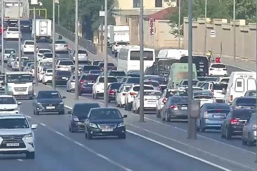 Bakının bir sıra yollarında tıxac yaranıb - SİYAHI