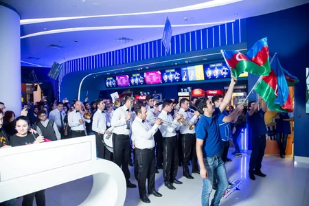 “CinemaPlus” Dövlət Bayrağı Günü münasibətilə parad təşkil edib - VİDEO