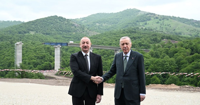 Azərbaycan və Türkiyə liderləri Kəlbəcər-Laçın avtomobil yolunda görülən işlərlə tanış olublar
