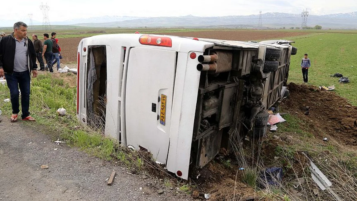 Qobustanda sərnişin avtobusu aşıb, xəsarət alan var