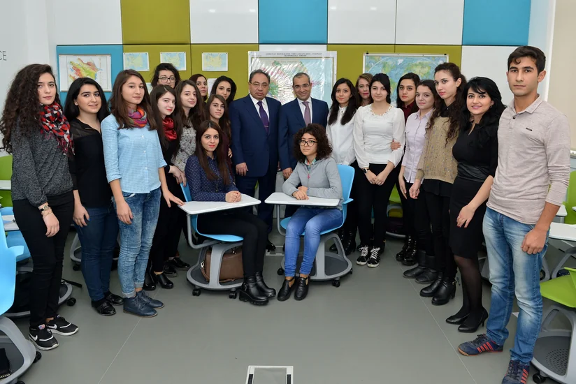 Təhsil naziri SABAH qrupları üçün yaradılan auditoriyada Açıq dərsi izləyib