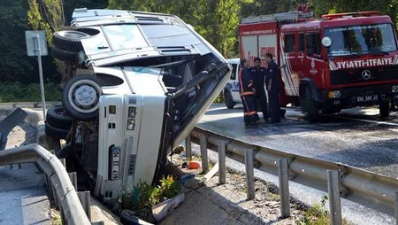 İstanbulda mikroavtobus aşıb: 1 ölü, 12 yaralı - FOTO